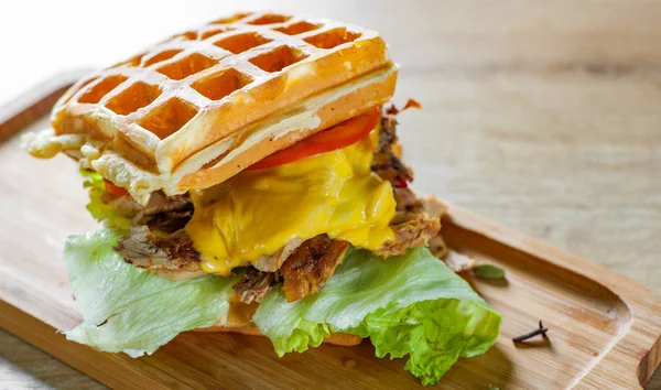 Sanduíche Waffle Com Carne Queijo Molho Legumes Fundo Mesa Madeira — Fotografia de Stock