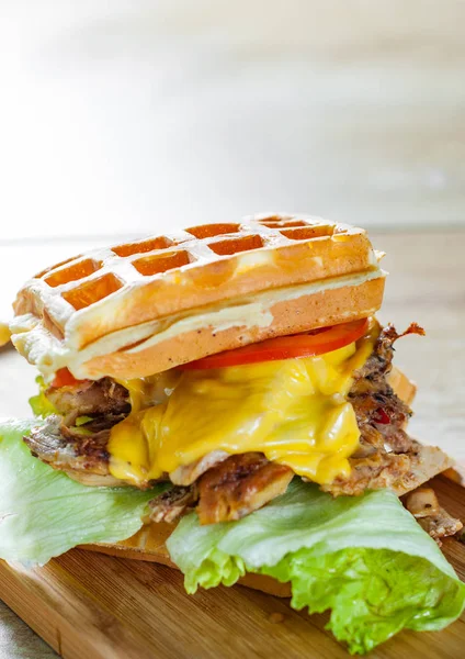 Sanduíche Waffle Com Carne Queijo Molho Legumes Fundo Mesa Madeira — Fotografia de Stock