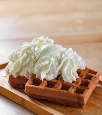 Viyana gofret krema ve ahşap masa arka plan dondurmanın bölümünü