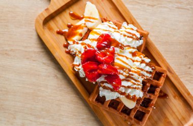 krema, çilek, muz, karamel ve ahşap masa arka plan dondurmanın ile Viyana gözleme bölümünü