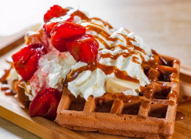 krema, çilek, muz, karamel ve ahşap masa arka plan dondurmanın ile Viyana gözleme bölümünü