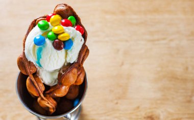 Hong Kong kabarcık waffle ahşap masa üzerinde şeker ile topping dondurma ile