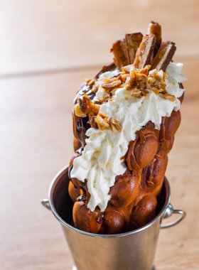 Hong Kong kabarcık waffle ile dondurma, fındık, çikolata, Çerezler ahşap tablo