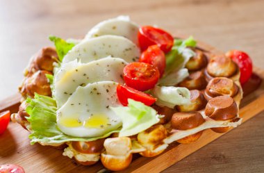 Hong Kong kabarcık waffle sandviç Mozzarella peyniri ve sebze ahşap masa arka plan üzerinde