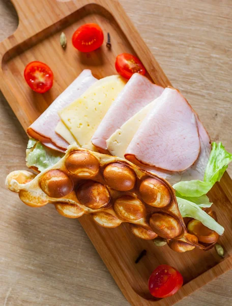 Гонконгский Бутерброд Вафлями Ветчиной Сыром Овощами Деревянном Столе — стоковое фото