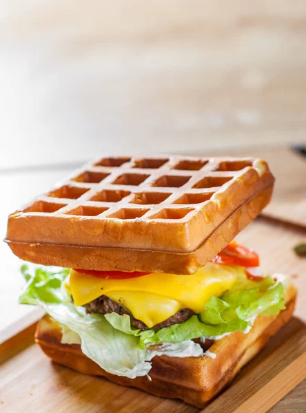 Sanduíche Waffle Com Carne Queijo Molho Legumes Fundo Mesa Madeira — Fotografia de Stock