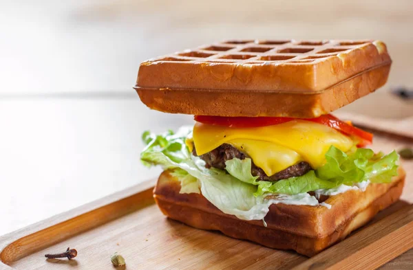 Wafel Sandwich Met Vlees Kaas Saus Groenten Houten Tafel Achtergrond — Stockfoto