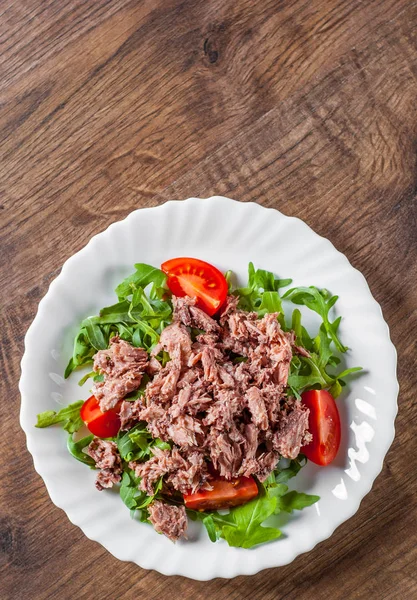 Tonfisk Sallad Med Rucola Och Tomater Vit Platta Träbord Bakgrund — Stockfoto