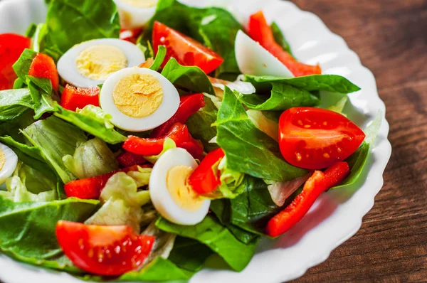 Spenatsallad Med Ägg Paprika Och Tomater Vit Platta Träbord Bakgrund — Stockfoto