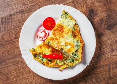 ahşap masa arka plan üzerinde beyaz plaka ıspanaklı omlet