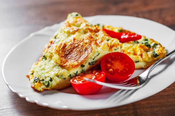 Tortilla Con Espinacas Plato Blanco Sobre Fondo Mesa Madera —  Fotos de Stock