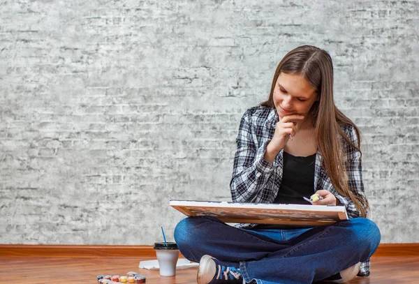 Portrait Young Teenager Brunette Girl Long Hair Sitting Floor Drawing — Stock Photo, Image