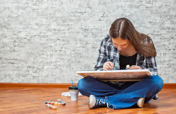 Portrait Young Teenager Brunette Girl Long Hair Sitting Floor Drawing — Stock Photo, Image