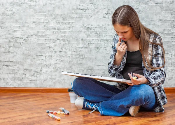 Porträt Eines Jungen Teenagers Brünettes Mädchen Mit Langen Haaren Sitzt — Stockfoto