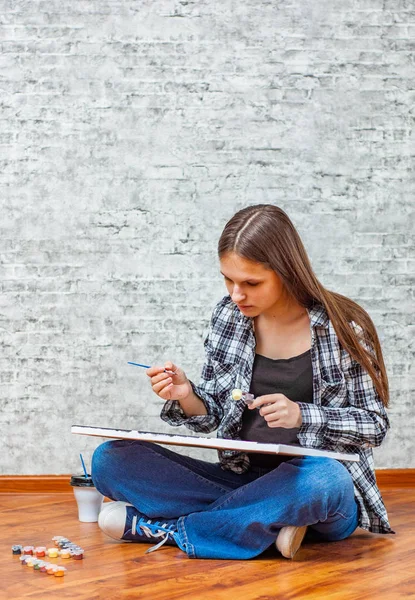 Porträt Eines Jungen Teenagers Brünettes Mädchen Mit Langen Haaren Sitzt — Stockfoto