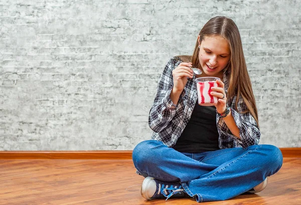Portrait Young Teenager Brunette Girl Long Hair Eating Ice Cream — Stock Photo, Image