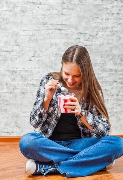 Portrait Young Teenager Brunette Girl Long Hair Eating Ice Cream — Stock Photo, Image