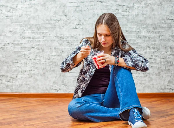 Portret Młody Nastolatek Brunetka Dziewczyna Długimi Włosami Jeść Lody Siedząc — Zdjęcie stockowe