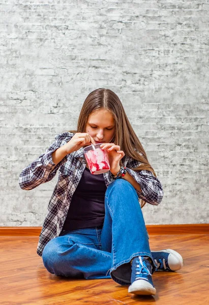 Retrato Jovem Adolescente Morena Com Cabelos Longos Comendo Sorvete Sentado — Fotografia de Stock