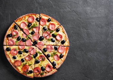 Mozzarella peyniri, zeytin, jambon, domates sosu, sosis, biber, baharat ile pizza. Ahşap masa arka planda İtalyan Pizza Italyan pizza