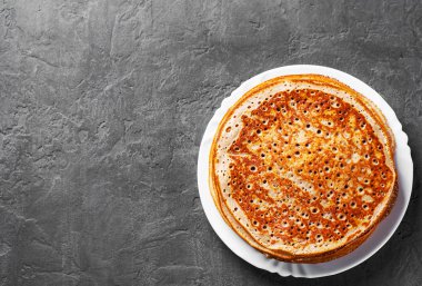 Koyu gri siyah arduvaz arka planda beyaz plaka kefir krep yığını