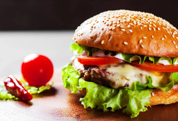 Hamburguesa Con Carne Queso Verduras Sobre Tabla Madera — Foto de Stock