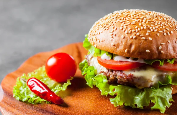 Burger Mięsem Serem Warzywami Drewnianej Płycie — Zdjęcie stockowe