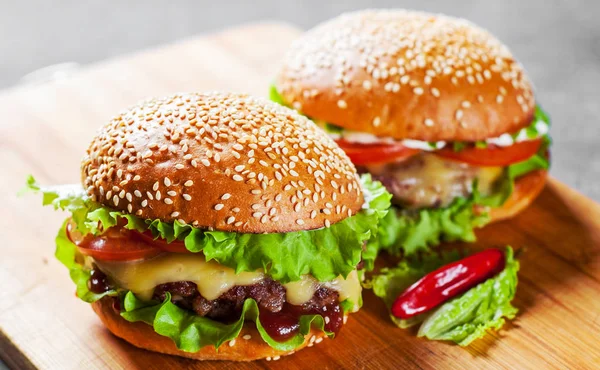 Dos Hamburguesas Con Carne Queso Verduras Sobre Tabla Madera — Foto de Stock