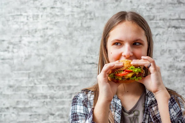 Portrét Mladé Dospívající Brunetka Dlouhými Vlasy Jíst Hamburger Dívka Snaží — Stock fotografie