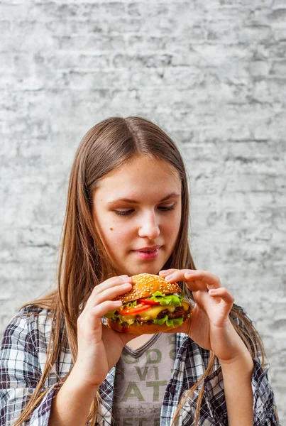 Portré Fiatal Tizenéves Tini Hosszú Haj Eszik Hamburgert Lány Próbál — Stock Fotó