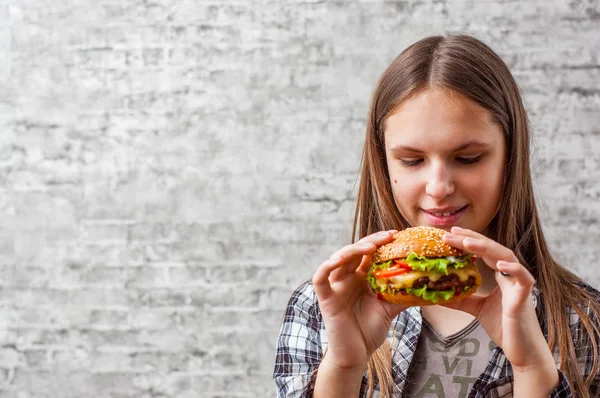 Portrét Mladé Dospívající Brunetka Dlouhými Vlasy Jíst Hamburger Dívka Snaží — Stock fotografie