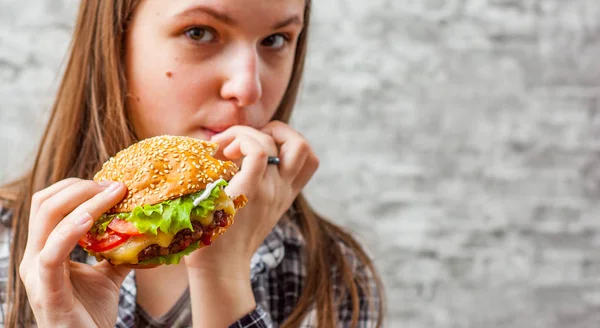 Portré Fiatal Tizenéves Tini Hosszú Haj Eszik Hamburgert Lány Próbál — Stock Fotó