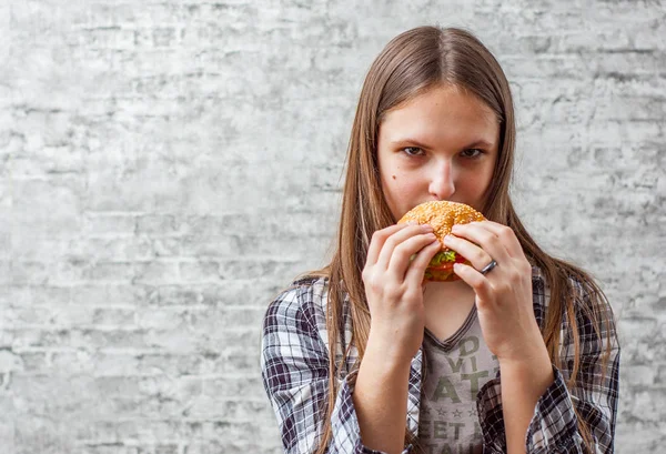 Πορτραίτο Του Νεαρός Έφηβος Μελαχρινή Κοπέλα Μακριά Μαλλιά Που Τρώει — Φωτογραφία Αρχείου