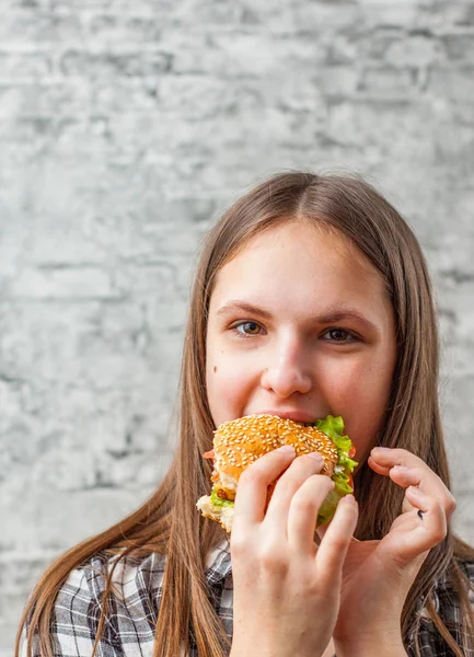 Portrét Mladé Dospívající Brunetka Dlouhými Vlasy Jíst Hamburger Dívka Snaží — Stock fotografie