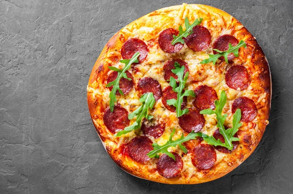 Пицца Пепперони Сыром Моцарелла Салями Томатный Соус Перец Специи Свежая — стоковое фото