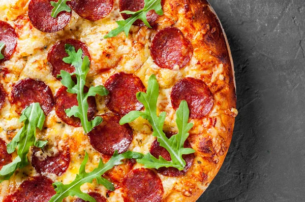 Пицца Пепперони Сыром Моцарелла Салями Томатный Соус Перец Специи Свежая — стоковое фото