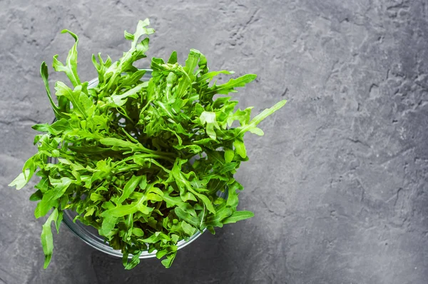 Verse Rucola Salade Met Glazen Kom Zwarte Leisteen Donker Grijze — Stockfoto