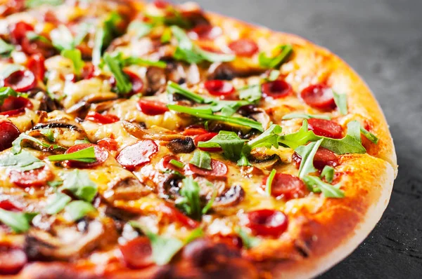 Pizza Mit Mozzarella Champignons Schinken Tomatensauce Wurst Pfeffer Gewürzen Und — Stockfoto