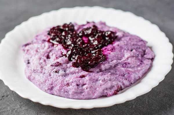 Griesmeel Pap Met Bosbessen Jam Witte Plaat Zwarte Leisteen Donker — Stockfoto