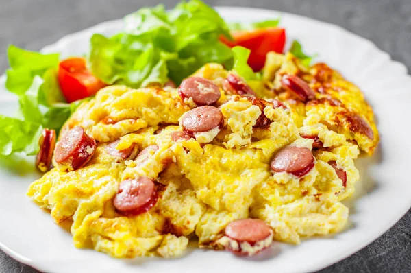 Omelete Com Salsicha Legumes Placa Branca Fundo Ardósia Preta Cinza — Fotografia de Stock