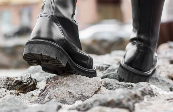 Cerrar Vista Única Bota Cuero Negro Sobre Piedra Naturaleza Fondo — Foto de Stock