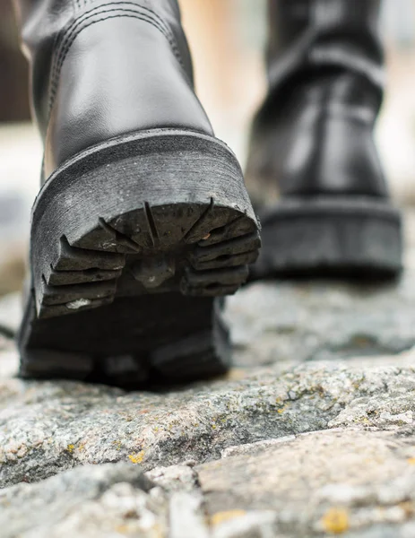 Черный Кожаный Ботинок Каменном Природном Фоне — стоковое фото