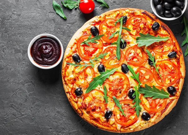 Pizza Com Queijo Mozzarella Tomate Pimenta Azeitona Especiarias Arugula Fresca — Fotografia de Stock