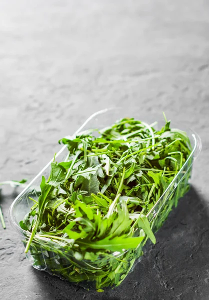 Verse Groene Rucola Laat Een Kunststof Pakket Box Donkere Grijze — Stockfoto