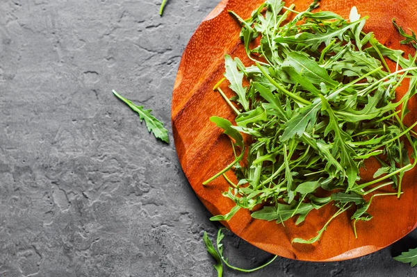 Verse Groene Rucola Laat Een Houten Plaat Donkere Grijze Zwarte — Stockfoto