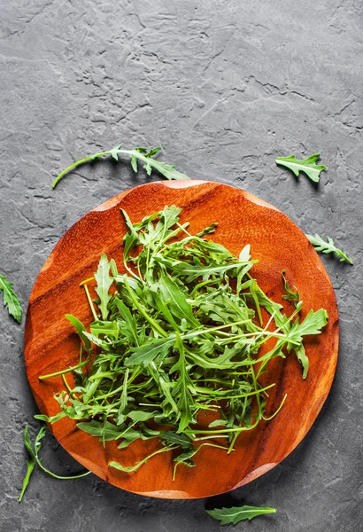 Fresh Green Arugula Leaves Wooden Plate Dark Grey Black Slate — Fotografia de Stock