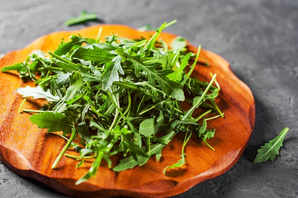 Rúcula Verde Fresco Hojas Plato Madera Sobre Fondo Pizarra Negra —  Fotos de Stock