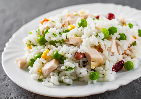 Peito Frango Com Arroz Legumes Placa Branca Fundo Ardósia Preta — Fotografia de Stock