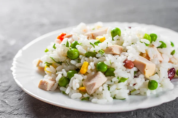 Hühnerbrust Mit Reis Und Gemüse Weißem Teller Auf Dunkelgrauem Schwarzem — Stockfoto