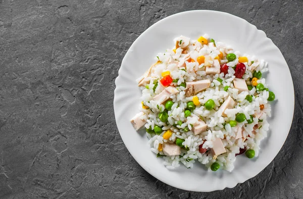 Hühnerbrust Mit Reis Und Gemüse Weißem Teller Auf Dunkelgrauem Schwarzem — Stockfoto